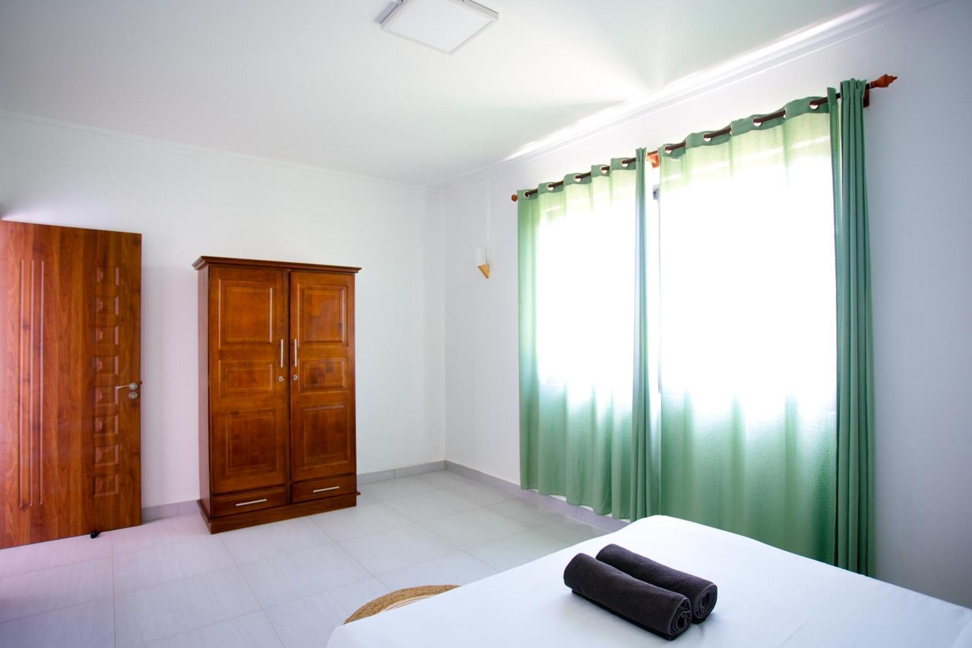 4 King Size Bed With Pool & Bbq